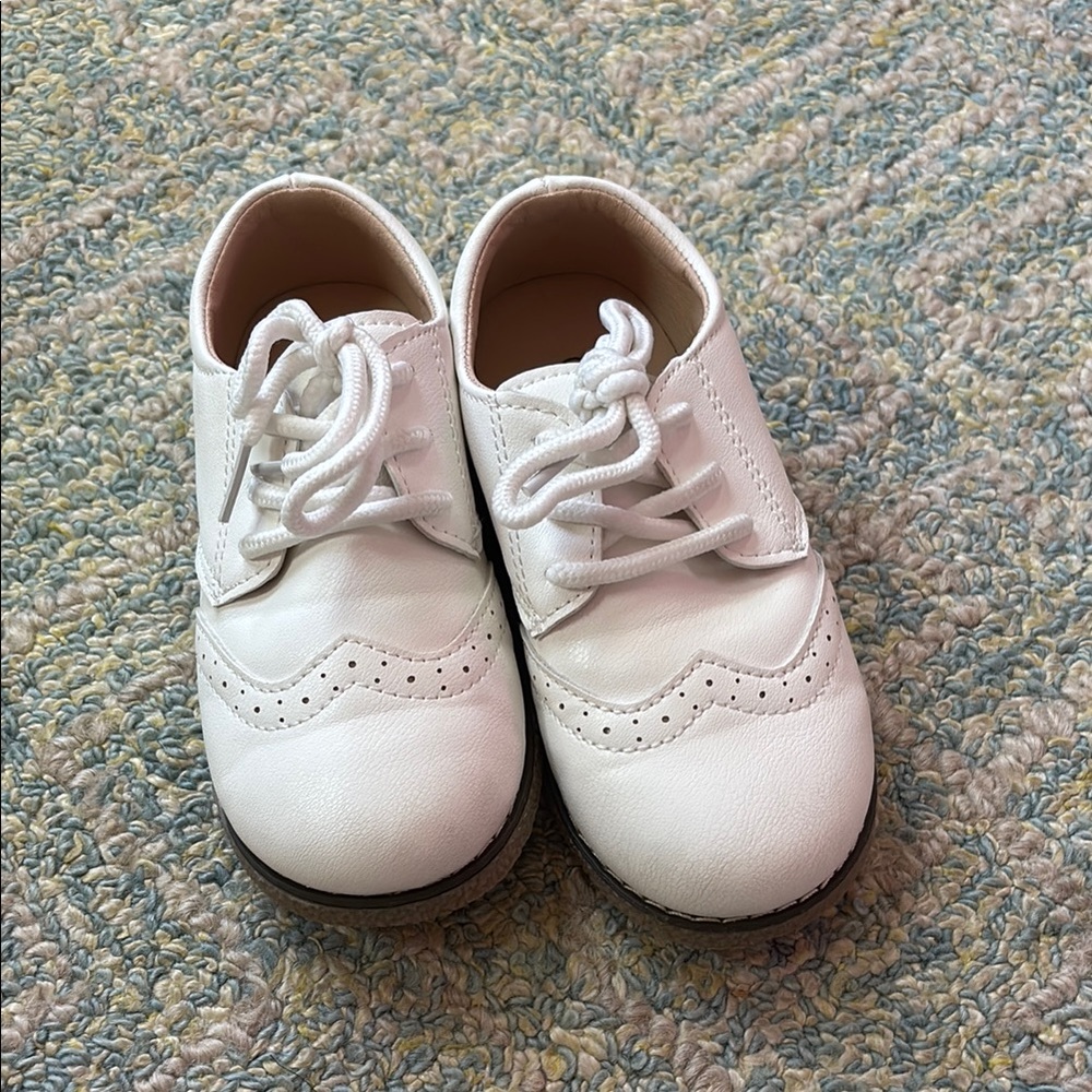 Ecko Unlimited White Oxford Dress Shoes with Brogue Detailing